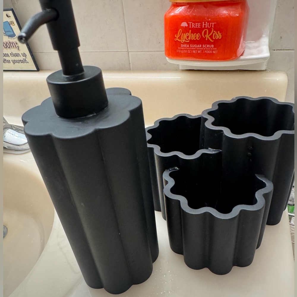 Rachel Zoe Black Flower-Shaped bathroom holder